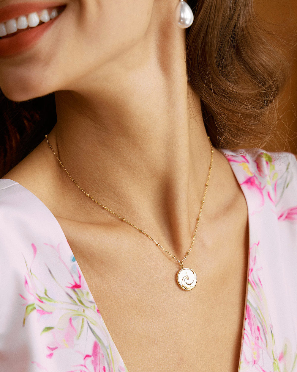 White Seashell Pendant Necklace | Rihoas