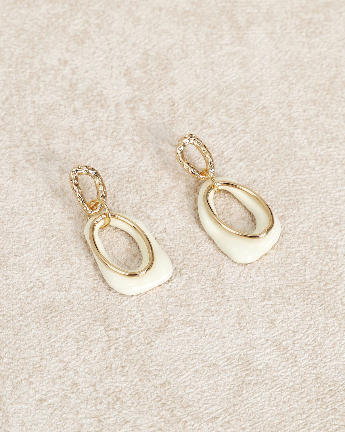 White Overlapping Geometric Earrings | Rihoas